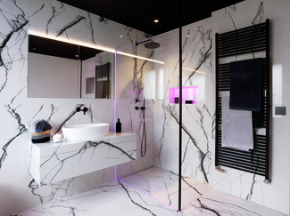 salle de bains moderne, douche avec paroi en verre illuminée